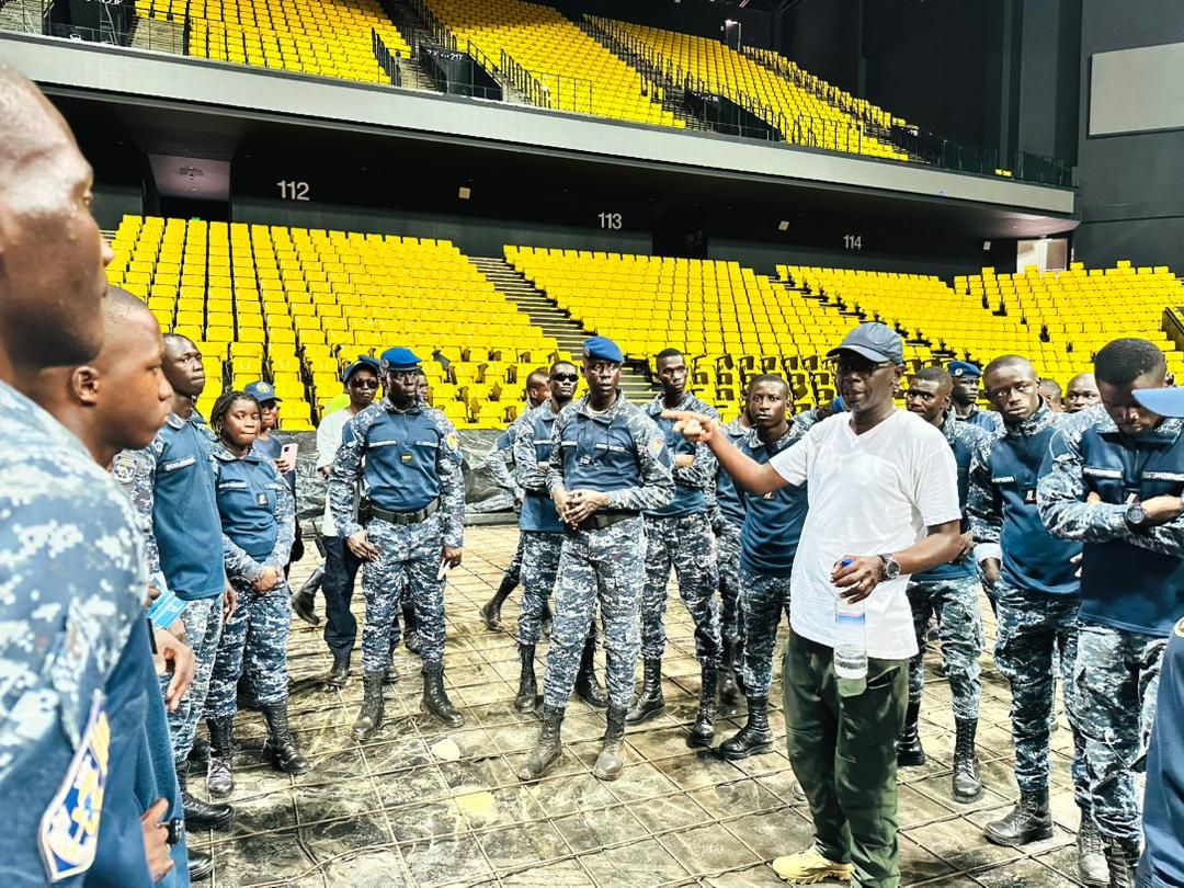 Briefing des équipes de sécurité dans les tribunes de la Dakar Arena