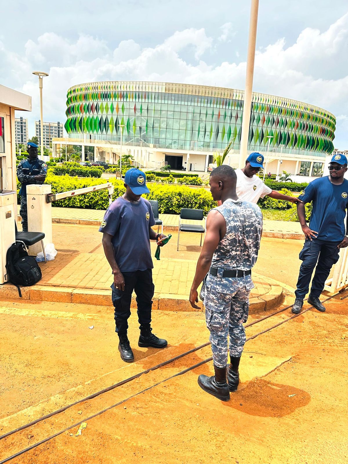 Poste de contrôle à l'entrée d'un site devant la Dakar Arena