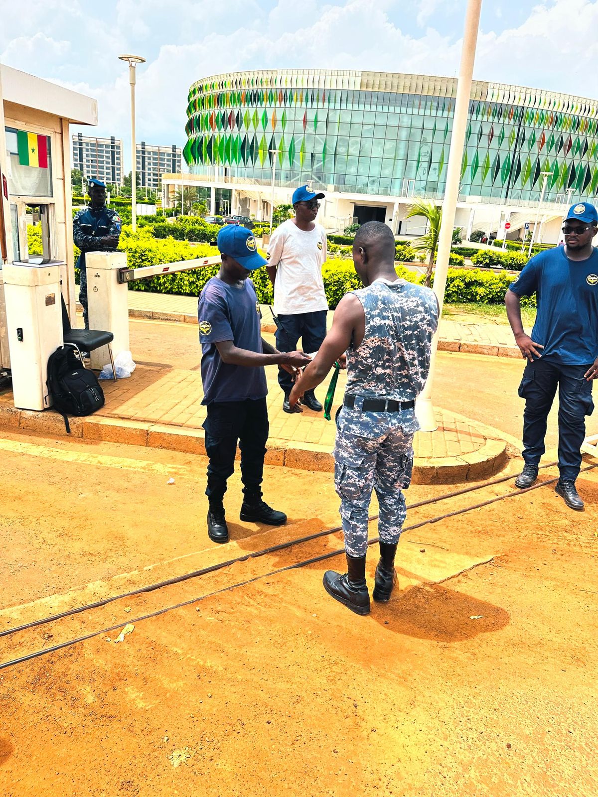 Équipe de sécurité au poste de contrôle d'accès devant la Dakar Arena à Diamniadio