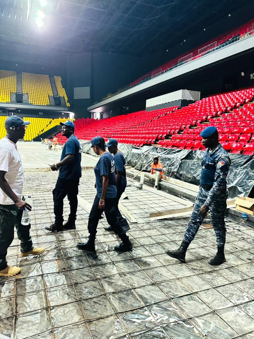 Équipe de sécurité en reconnaissance dans l'enceinte de la Dakar Arena